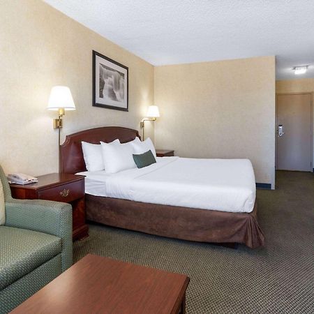 Ramada By Wyndham Reno Hotel & Casino Екстериор снимка