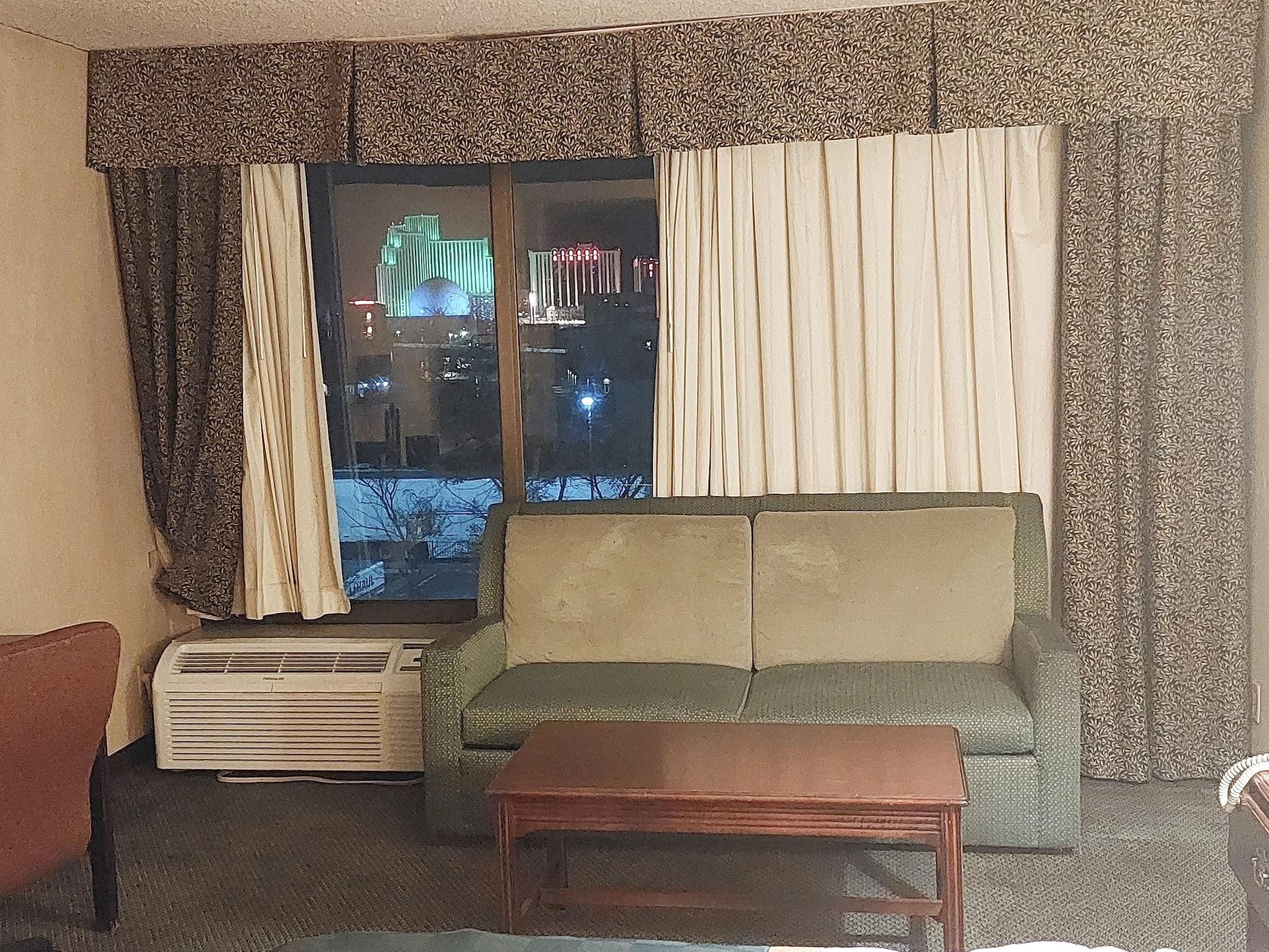 Ramada By Wyndham Reno Hotel & Casino Екстериор снимка