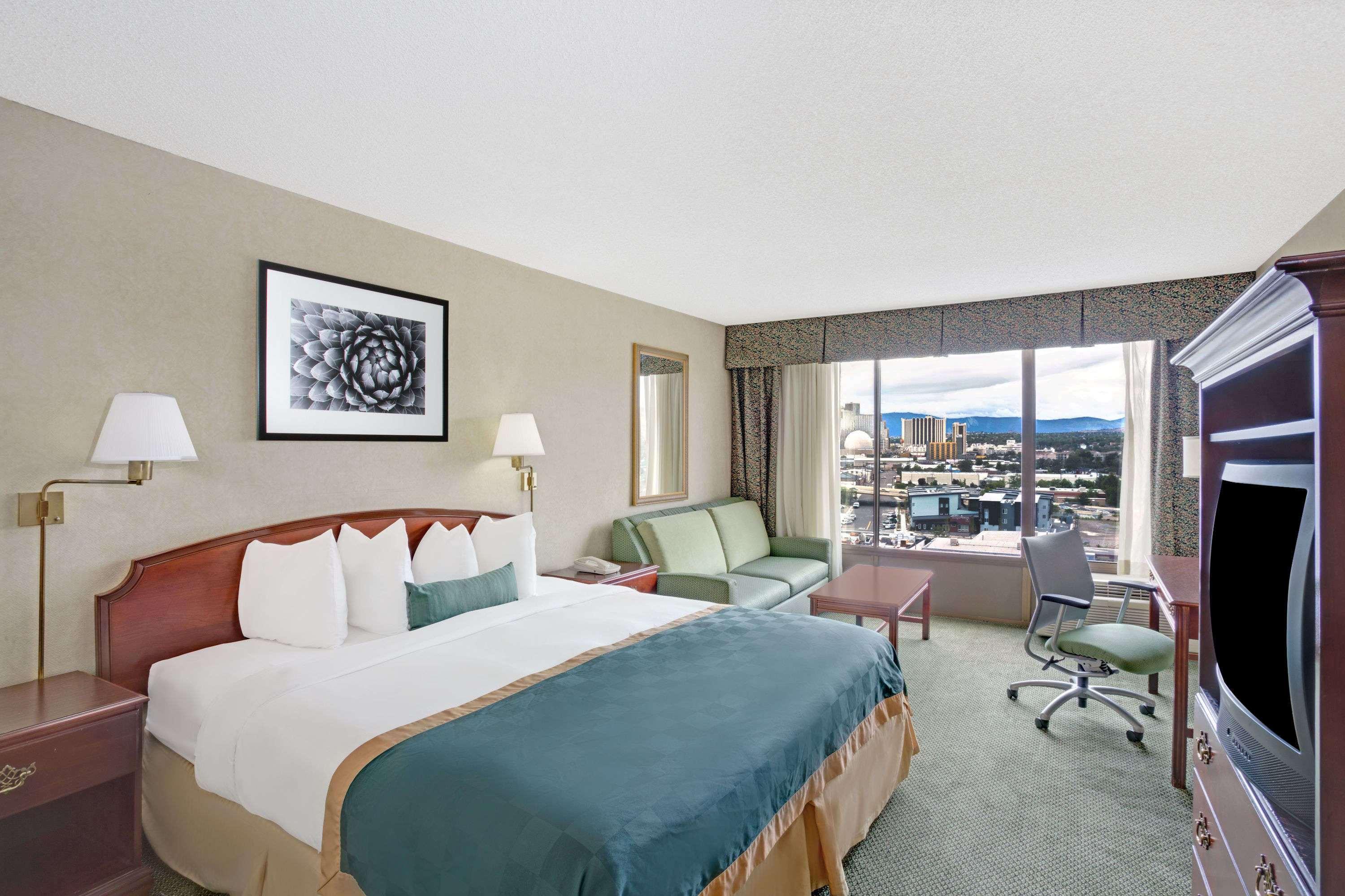 Ramada By Wyndham Reno Hotel & Casino Екстериор снимка