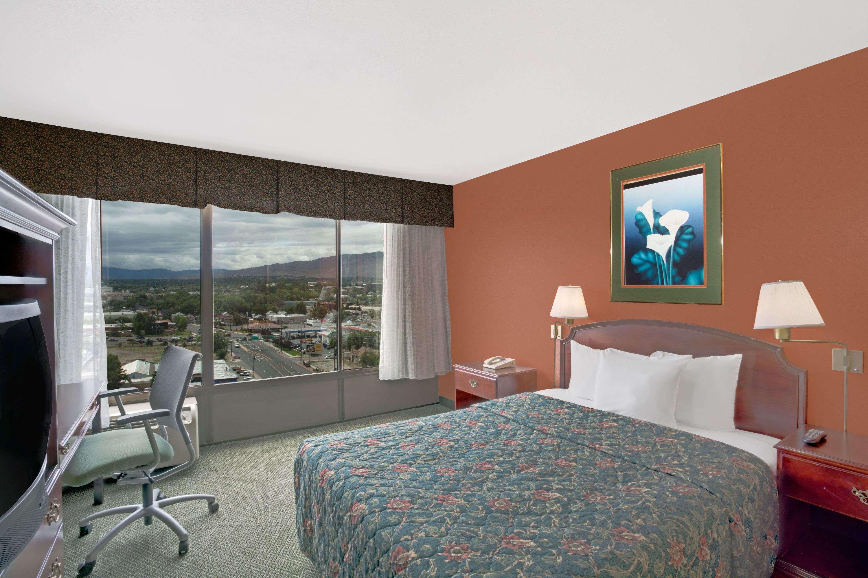 Ramada By Wyndham Reno Hotel & Casino Екстериор снимка