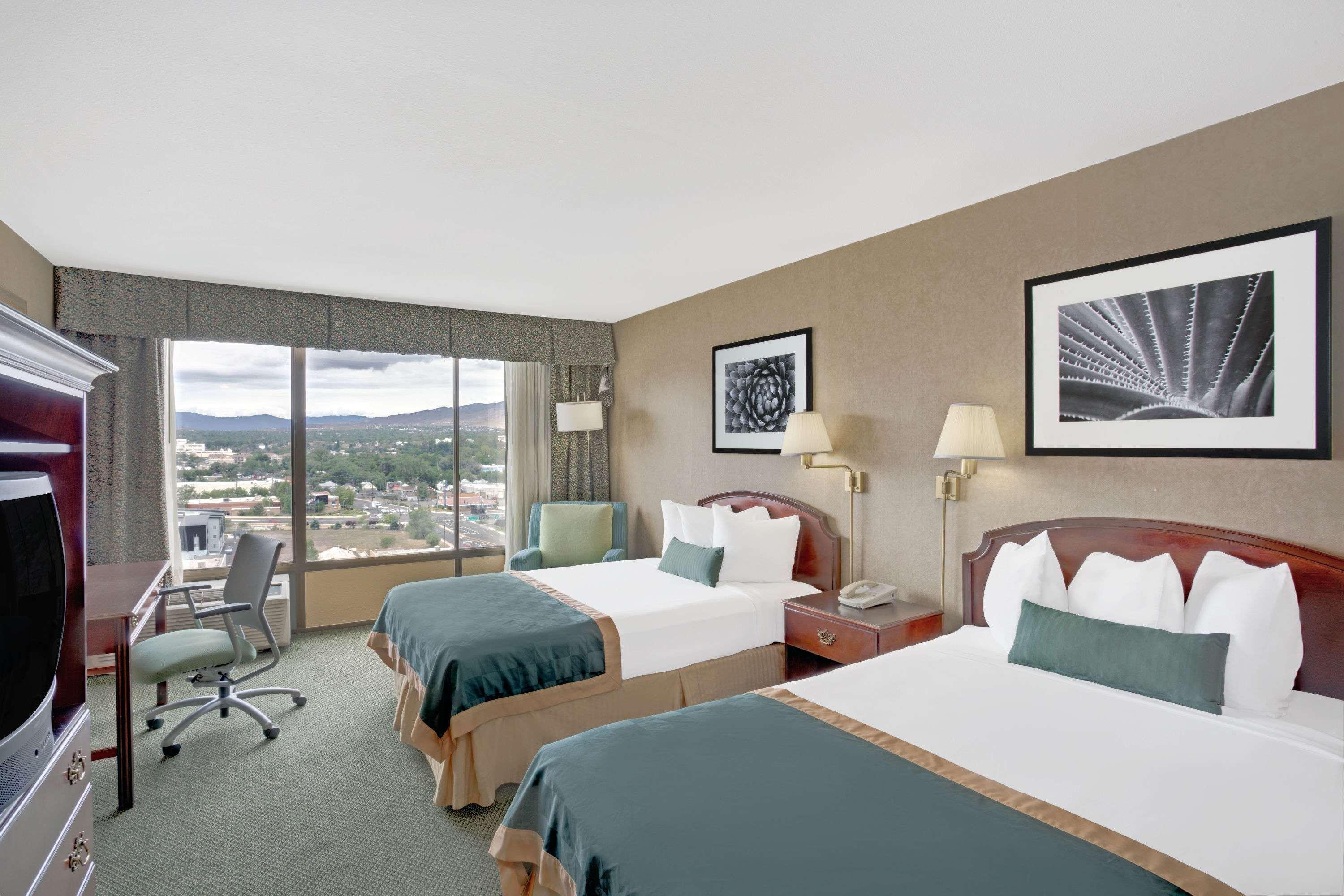 Ramada By Wyndham Reno Hotel & Casino Екстериор снимка