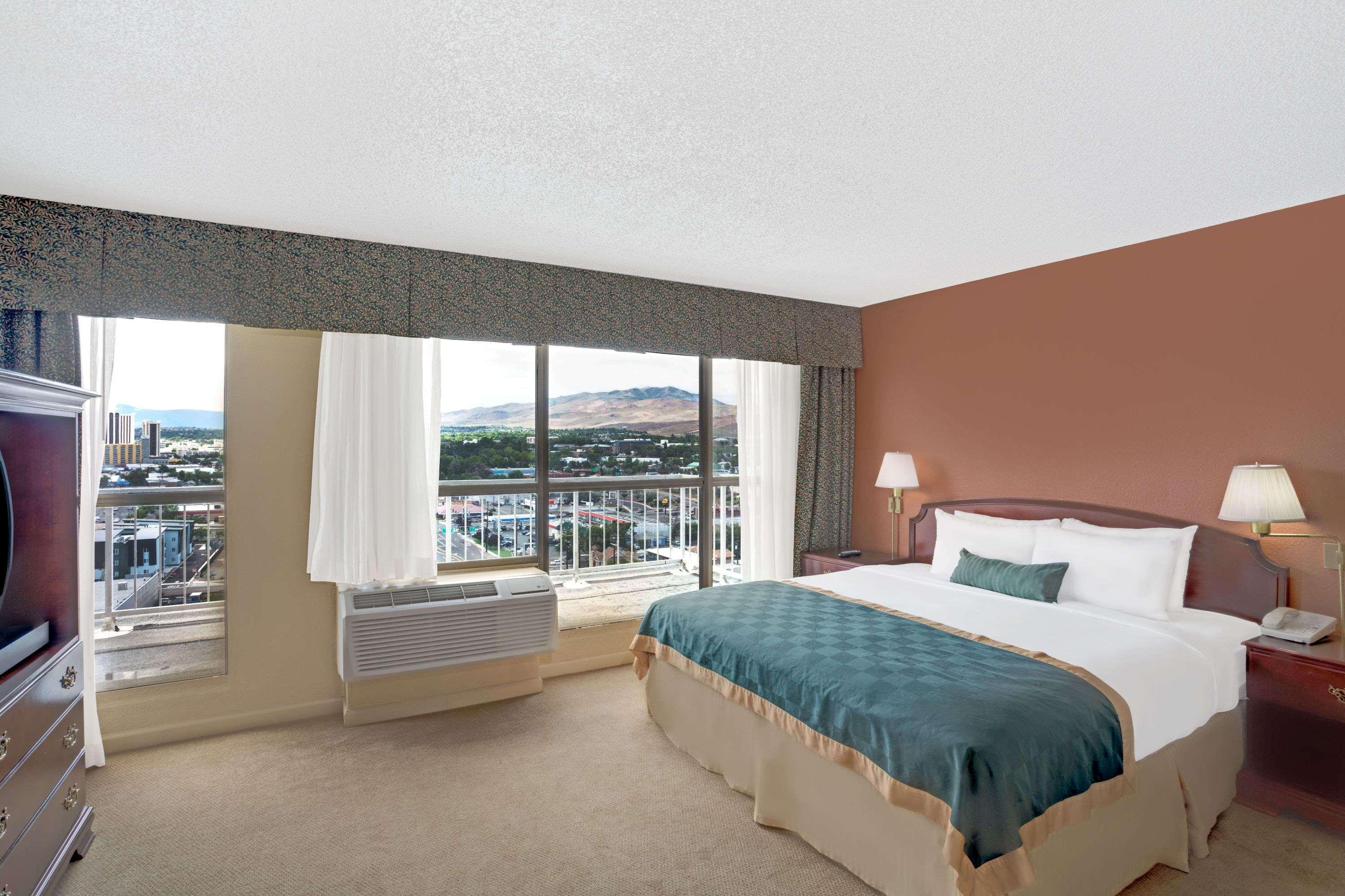Ramada By Wyndham Reno Hotel & Casino Екстериор снимка