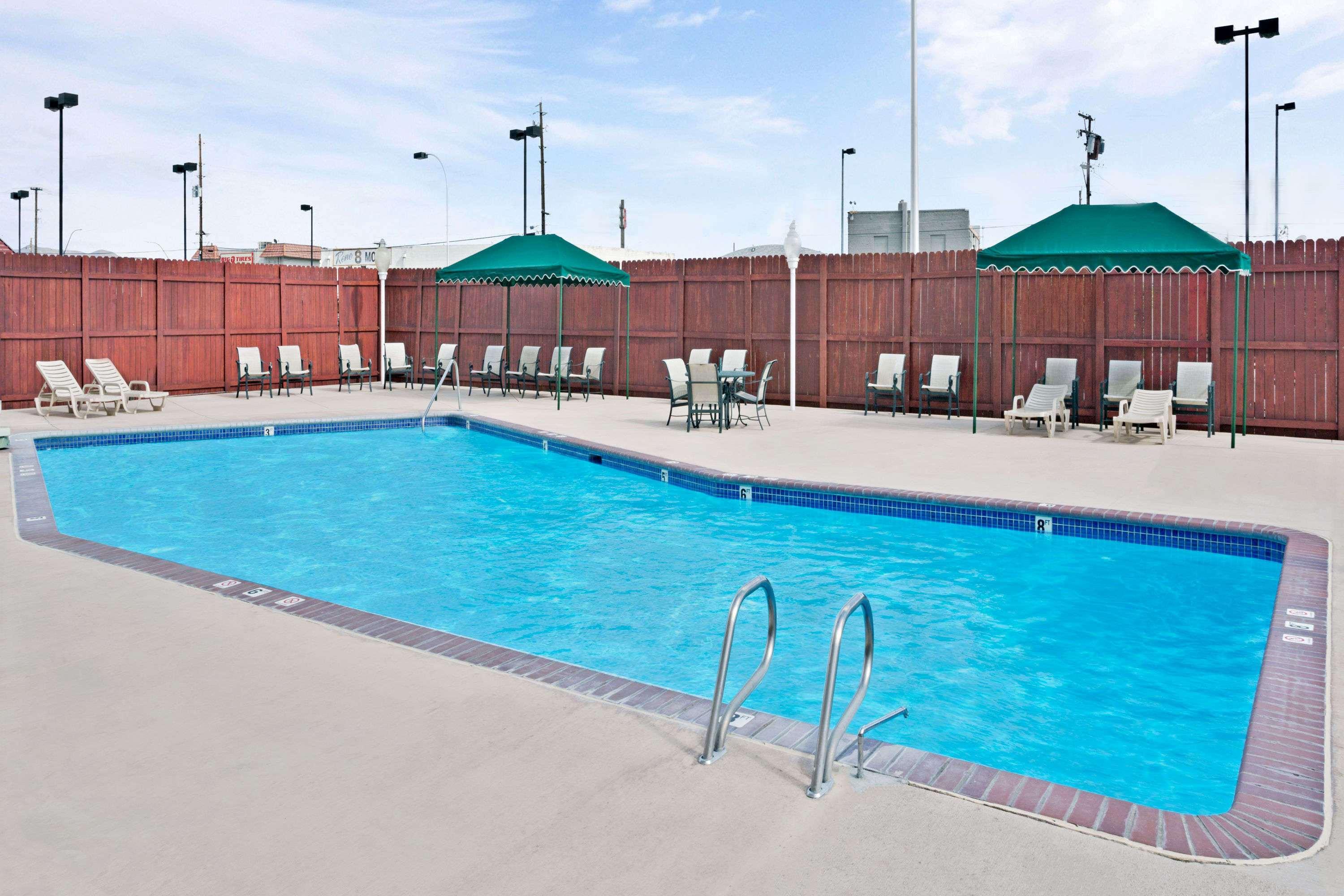 Ramada By Wyndham Reno Hotel & Casino Екстериор снимка