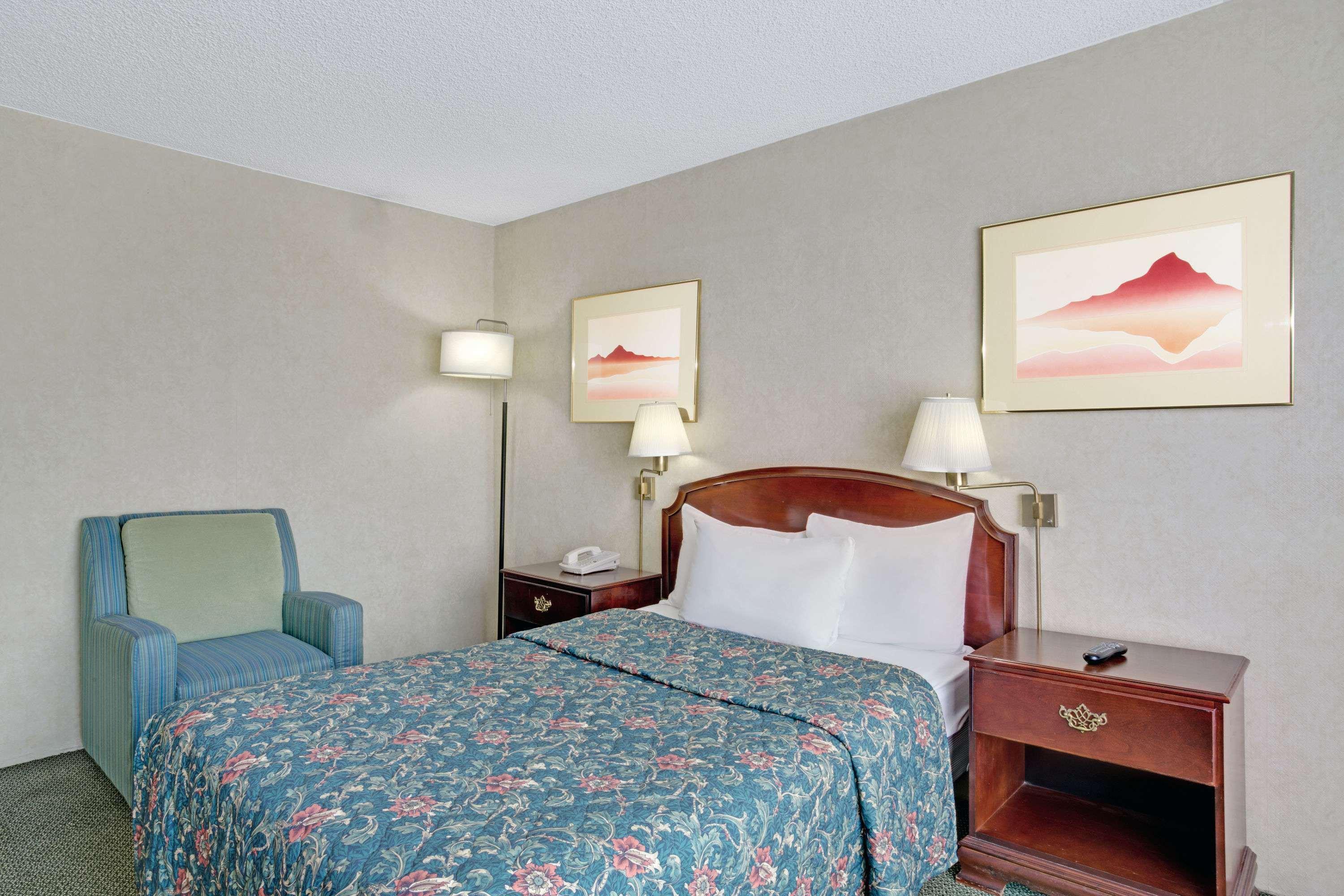 Ramada By Wyndham Reno Hotel & Casino Екстериор снимка