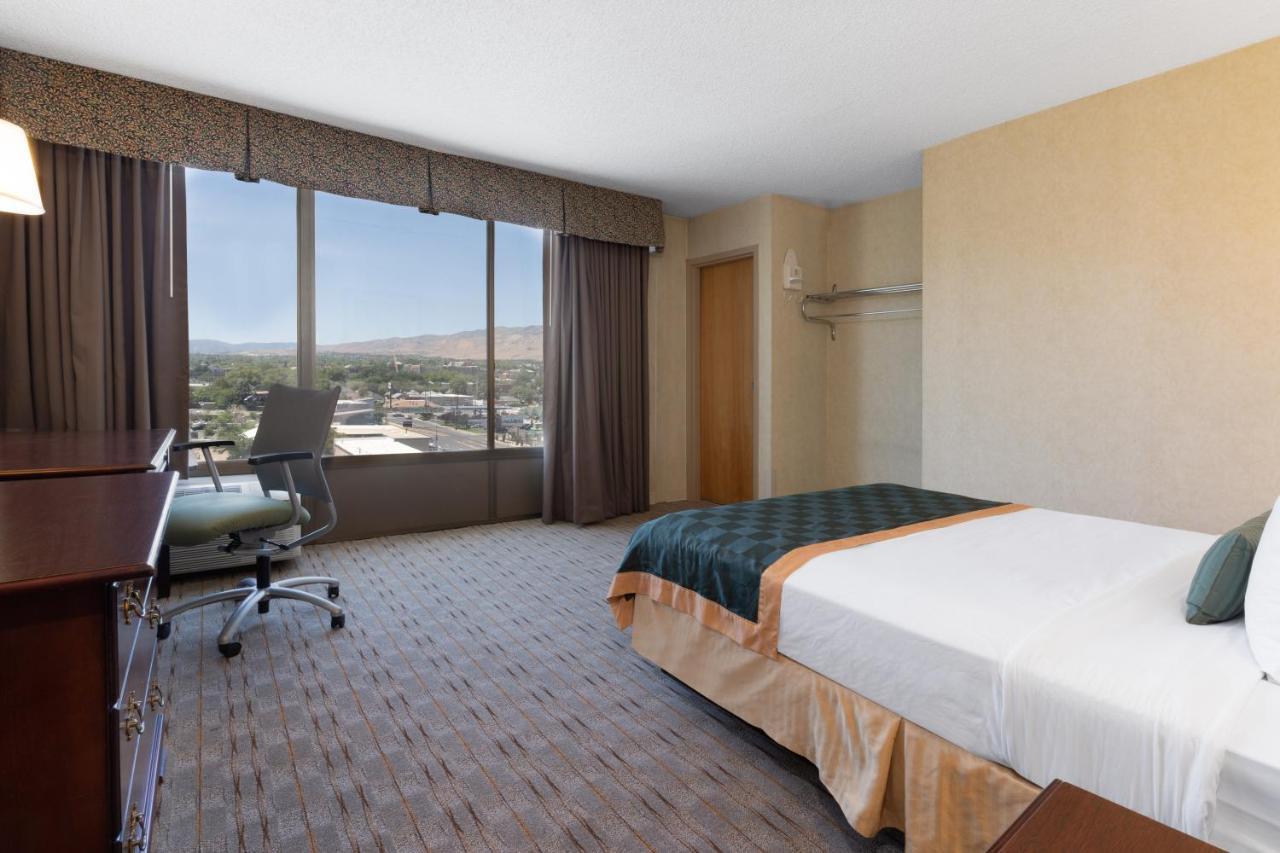 Ramada By Wyndham Reno Hotel & Casino Екстериор снимка