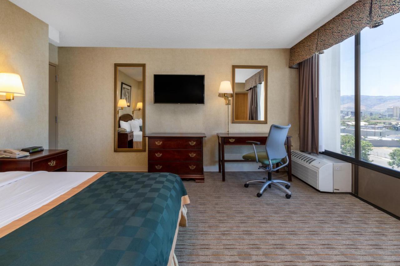 Ramada By Wyndham Reno Hotel & Casino Екстериор снимка