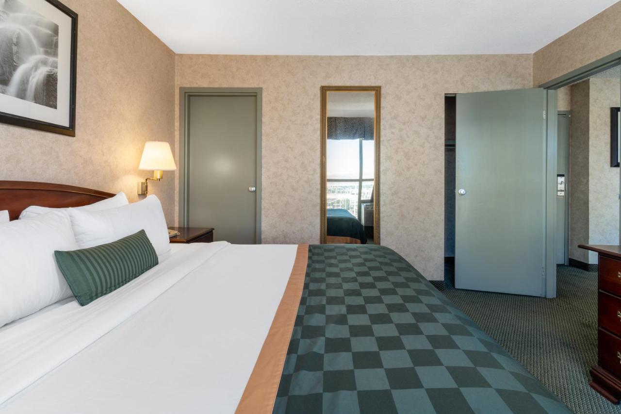Ramada By Wyndham Reno Hotel & Casino Екстериор снимка