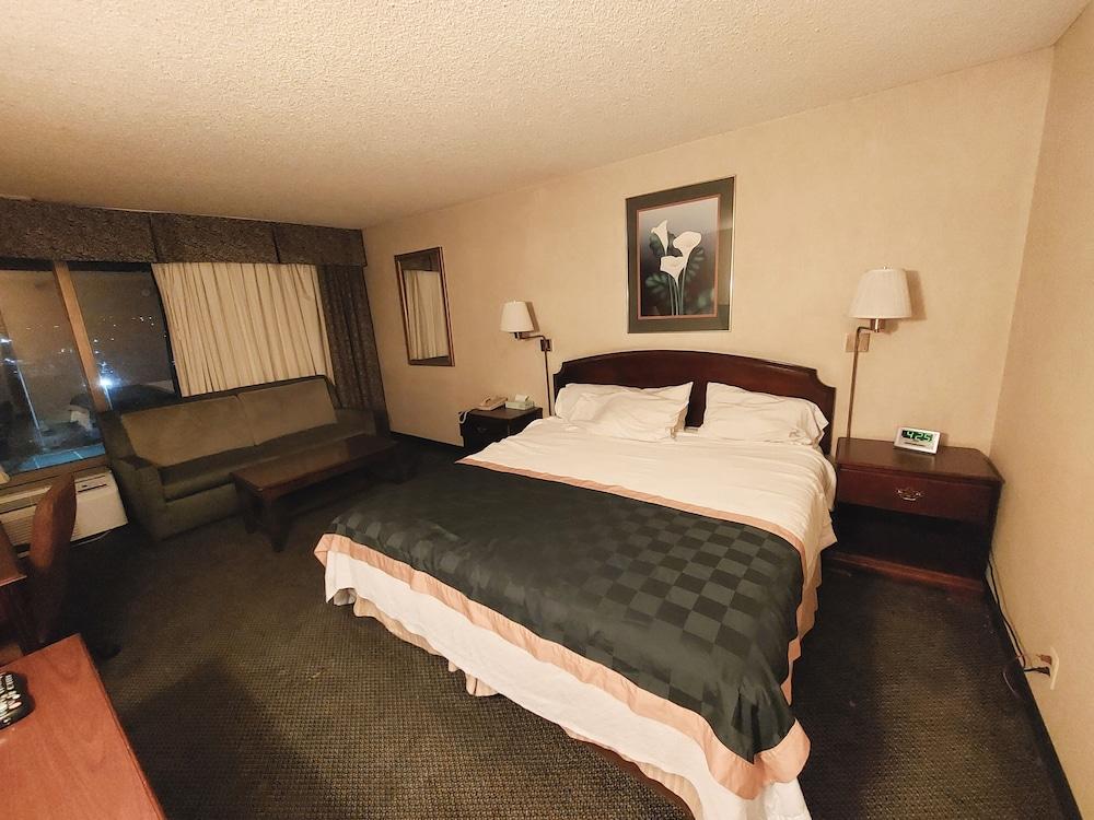 Ramada By Wyndham Reno Hotel & Casino Екстериор снимка