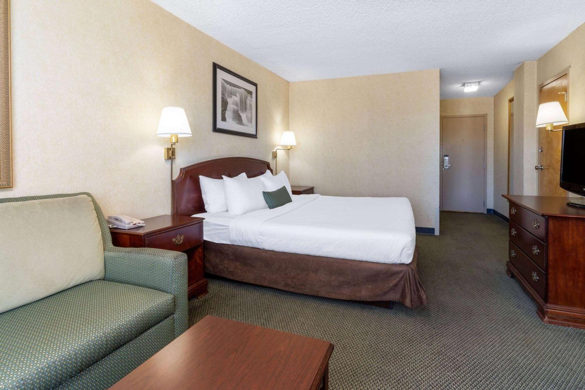 Ramada By Wyndham Reno Hotel & Casino Екстериор снимка