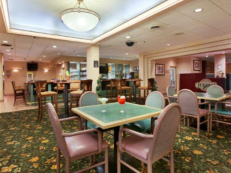 Ramada By Wyndham Reno Hotel & Casino Екстериор снимка